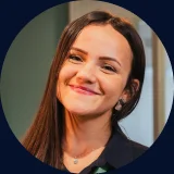 Colaboradora da Mainô sorrindo