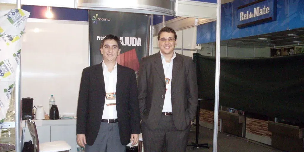 Os fundadores da Mainô no estande da empresa numa feira