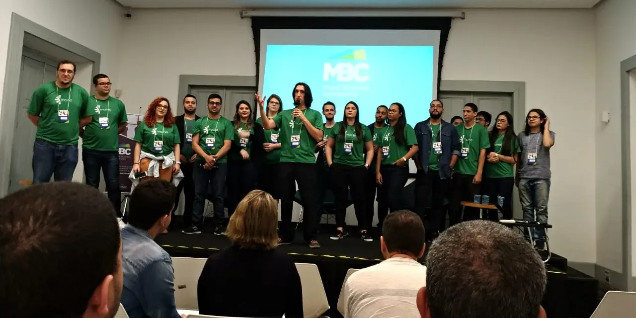 Time da Mainô no palco do primeiro Mainô Business Conference
