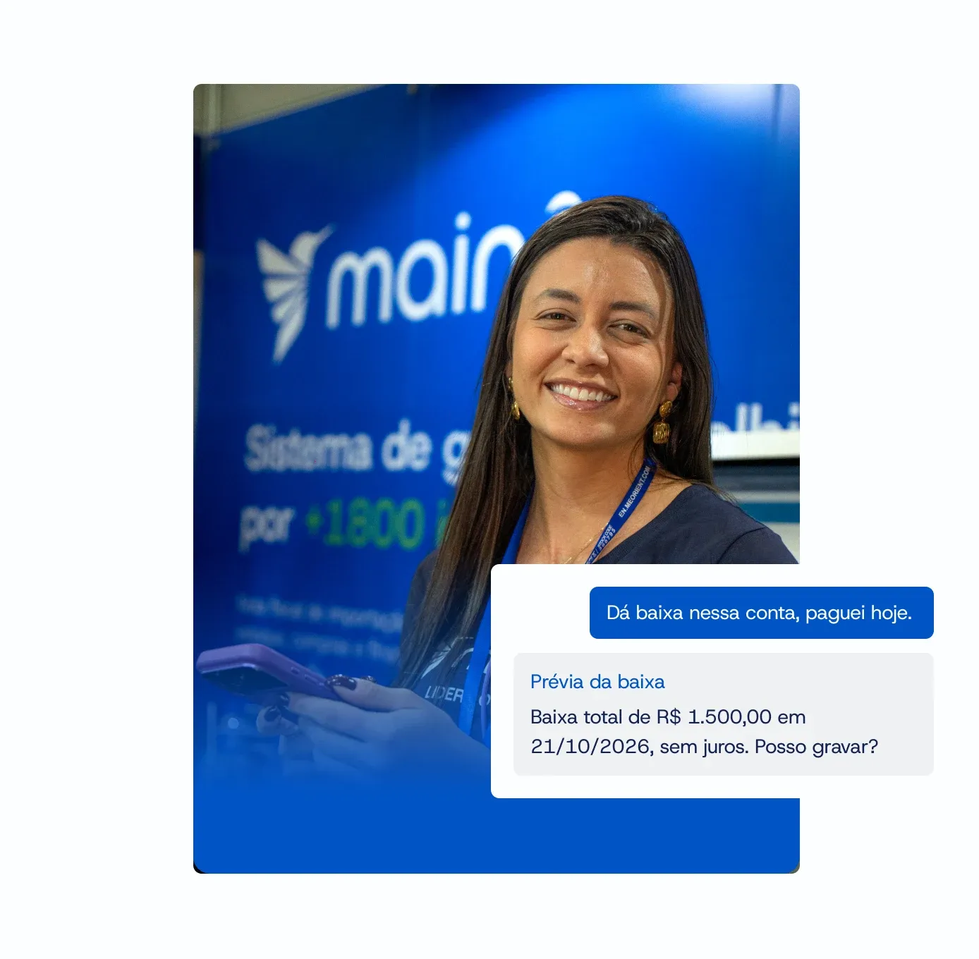 Colaboradora da Mainô no estande e uma conversa com a IA: o pedido de baixa de uma conta e a prévia da baixa, que pergunta se pode gravar